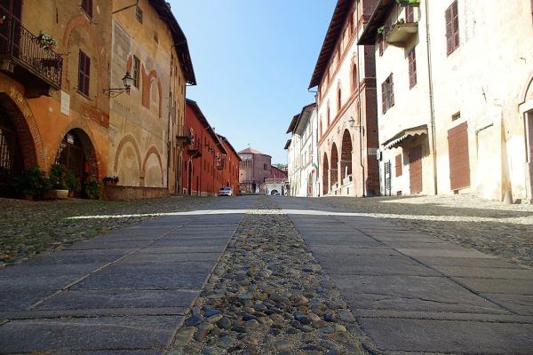 Salita al Castello zur La Castiglia