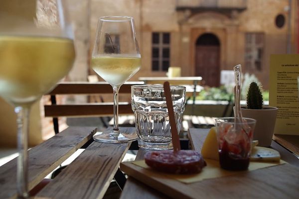 Stuzzichini mit Wein